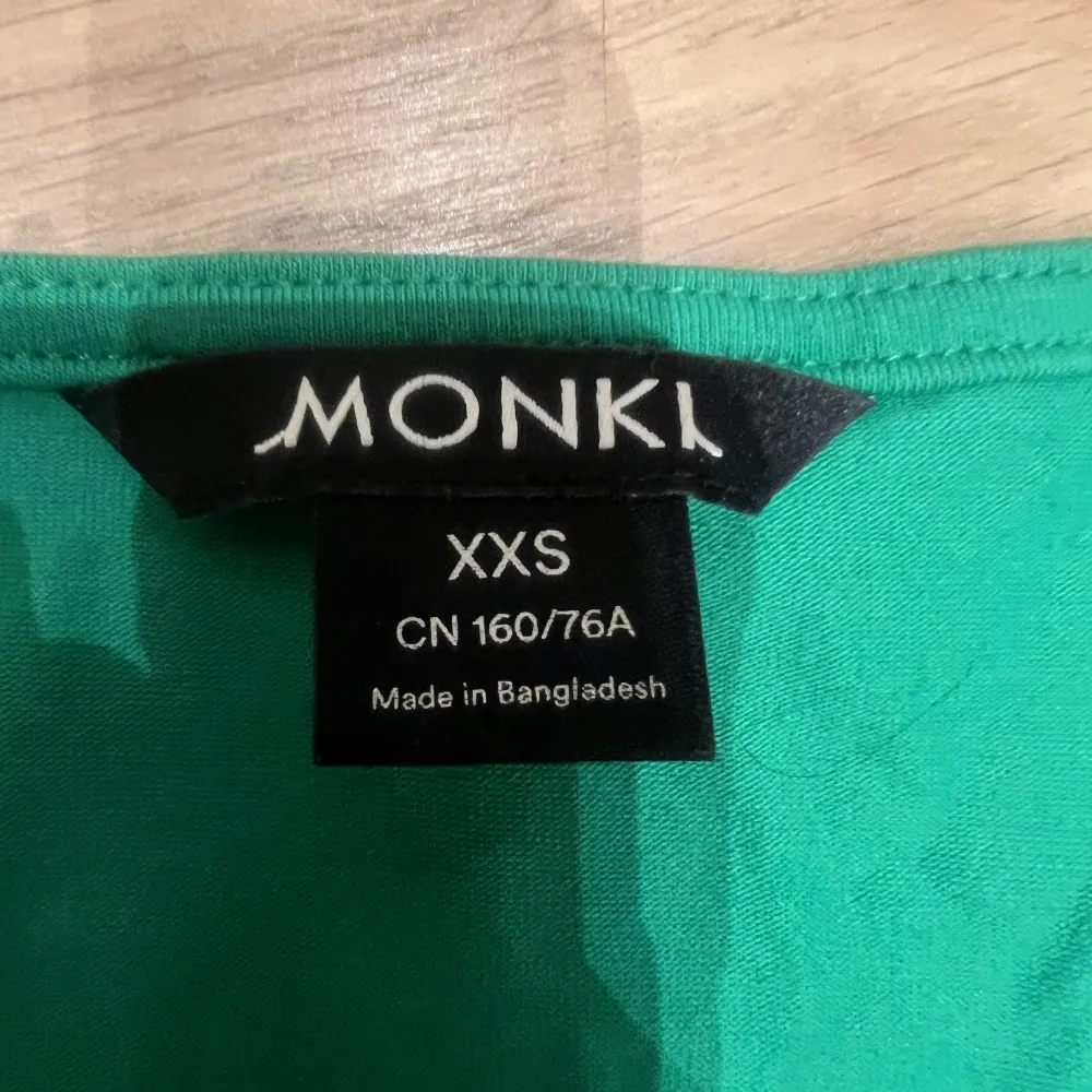 Säljer denna fina gröna t-shirt från Monki. Den är väldigt fin då man knäpper den framme. Köparen står för frakten💕. T-shirts.