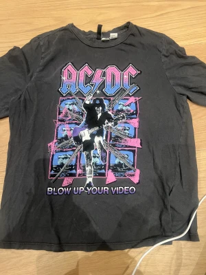 AC-DC - Säljer denna coola ACDC tröjan från HM. Väldigt snygg till ett par svarta jeans. Köparen står för frakten💕