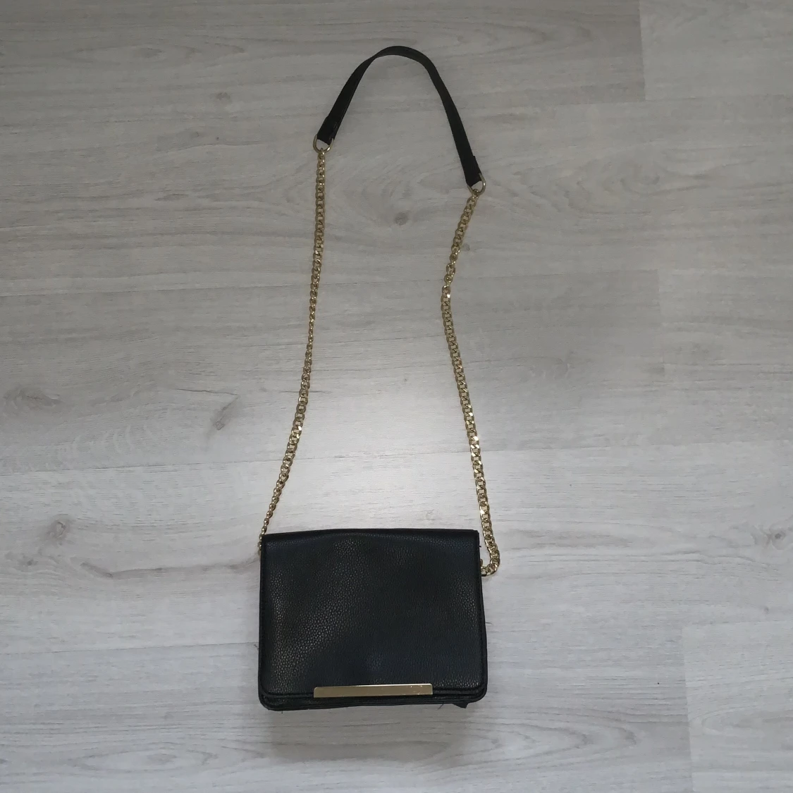 Svart handväska med guld detaljer 
