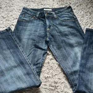 Ett par jättefina lee jeans med bootcut och low waste i ett jättefint skick 