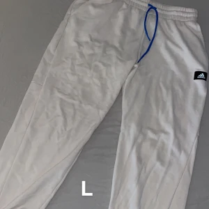 Adidas mjukis - Vita adidas mjukis i storlek M. Använda en gång 