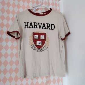 Harvard Tshirt - Kommer inte till användning längre och i skicket är den som ny 