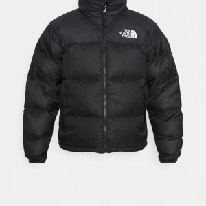 North face 1996 retro nuptse  - Köpt för 3500kr ny, cond 10/10. Inga skavanker eller hål 