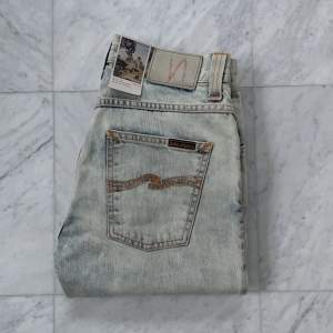 Säljer nu dessa helt sprillans nya Nudie Jeans i den eftertraktade modellen ’Grim Tim’ som har en slim-fit passform. Jeansen är helt nya utan defekter - Nypris: 1800 kr - Storlek: 30/34 - Hör av er vid minsta fråga eller fundering :)