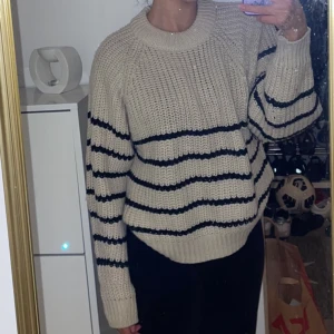 Stickad tröja randig - Varm och mysig stickad kofta i storlek 36, jätte fint skick :)