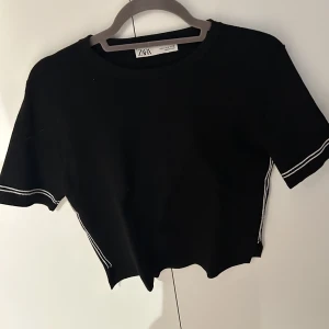 Zara tröja - Stickad t shirt från zara med så snygga detaljer, bra skick 