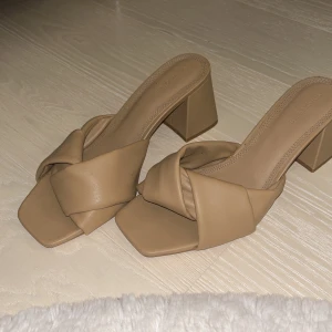 Klackar  - Jättejättefina klackar som jag egentligen inte vill sälja men något måste åka. Köpte från asos men märket är stradivarius i wide fit modellen.