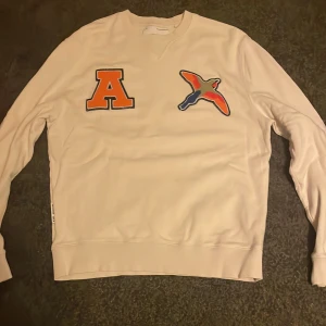 Axel Arigato Tröja - En fin Arigato tröja i okej skick, Nypris 1800kr, eftersom den är använd säljer jag den för ca 900kr