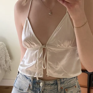 Festlinne  - Gulligt vitt linne i satinmaterial. Linnet har använt max en eller två gånger och i mycket gott skick. Hör gärna av er vid frågor! 💕