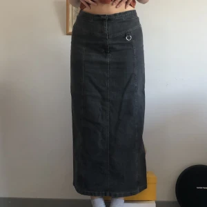 Vintage jeanskjol  - Strl: 38 Mått: midja 78cm, längd 88,5cm  Material: 85% bomull, 13% polyester, 2% elastan Modell: maxikjol, tvi fickor fram, silverdetaljer, liten slit i bak  Märke: G.lady Skick: använt skick, utan synliga defekter