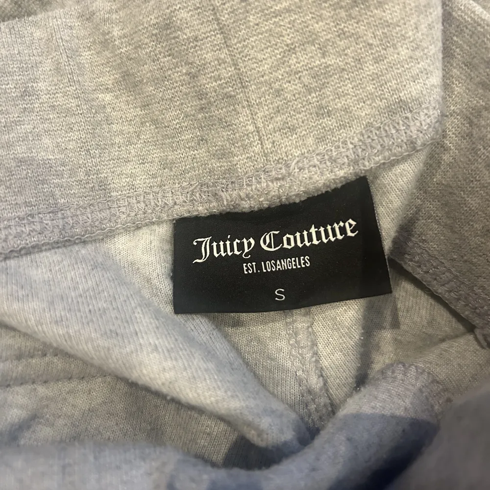 Säljer nu mina fina juicy couture byxor i storlek S, varan är i mycket gott skick och finns inga tecken på användning . Jeans & Byxor.