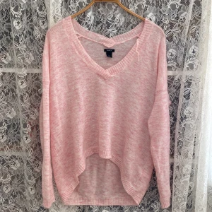 Rosa stickad tröja - Gullig rosa stickad tröja💕Storlek S men den är ganska stor på mig som är storlek M.  Hör av dig om du har frågor!