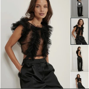 NA-KD svart fest topp - Helt oanvänd svart fest topp. Prislapparna är kvar och passar bra till fest, men är inte min stil längre. Normal i storleken. 