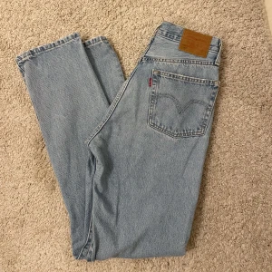 Levis 501 - Levisjeans i modellen 501, knappt använda då dom inte passar mig 🩷 Köpta för 1249kr i butik