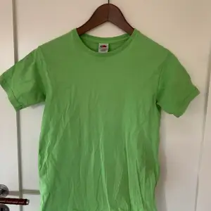 En grön t-shirt köpt från sellpy som används väldigt få gånger