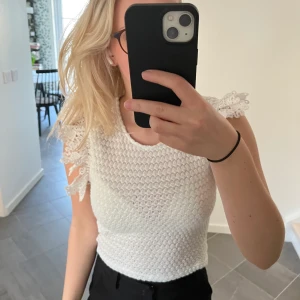 Vit topp - Säljer denna vita topp från Zara som passar både till vardags och fest!