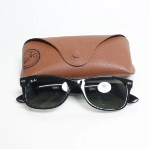 Ray-Ban solglasögon - Klassiska svarta solglasögon från Ray-Ban, använda en gång. Form New Wayferer.
