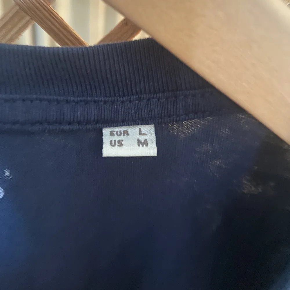 Säljer en mörkblå t-shirt från Suspicious Antwerp i storlek M (Us)/L (EUR). Skulle att den är en mindre medium.. T-shirts.