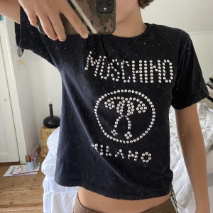 Fake Moschino tröja!  - En super fina moschino tröja som jag är ganska säker på är fake! Men fin ändå, i bra skick!👊