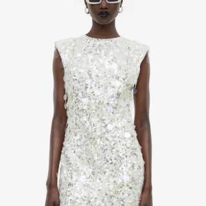Söker denna klänning från H&M i stl XS