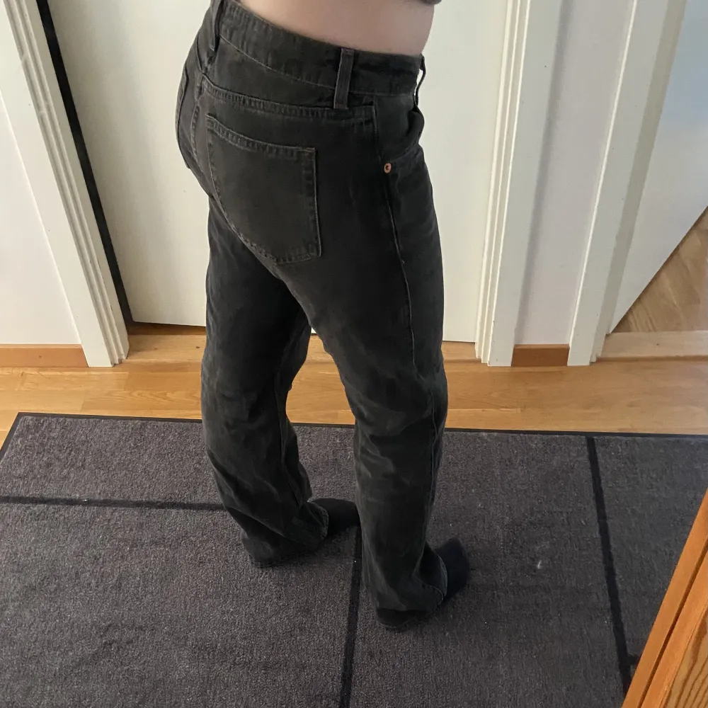 Svarta low waist jeans från Weekday. Midjan är storlek 28 och längden är 32 vilket motsvarar S. Orginalpriset är 590 och jeansen är i väldigt bra skick. Jag är 165 💘. Jeans & Byxor.