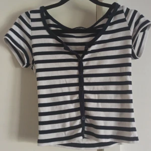 Brandy melville - Jätte söt brsndy tröja jag köpte här på plick!! Har ingen ide vilek storlek fast passar mig som är medium, den är också stretch så skulle passa L!! 