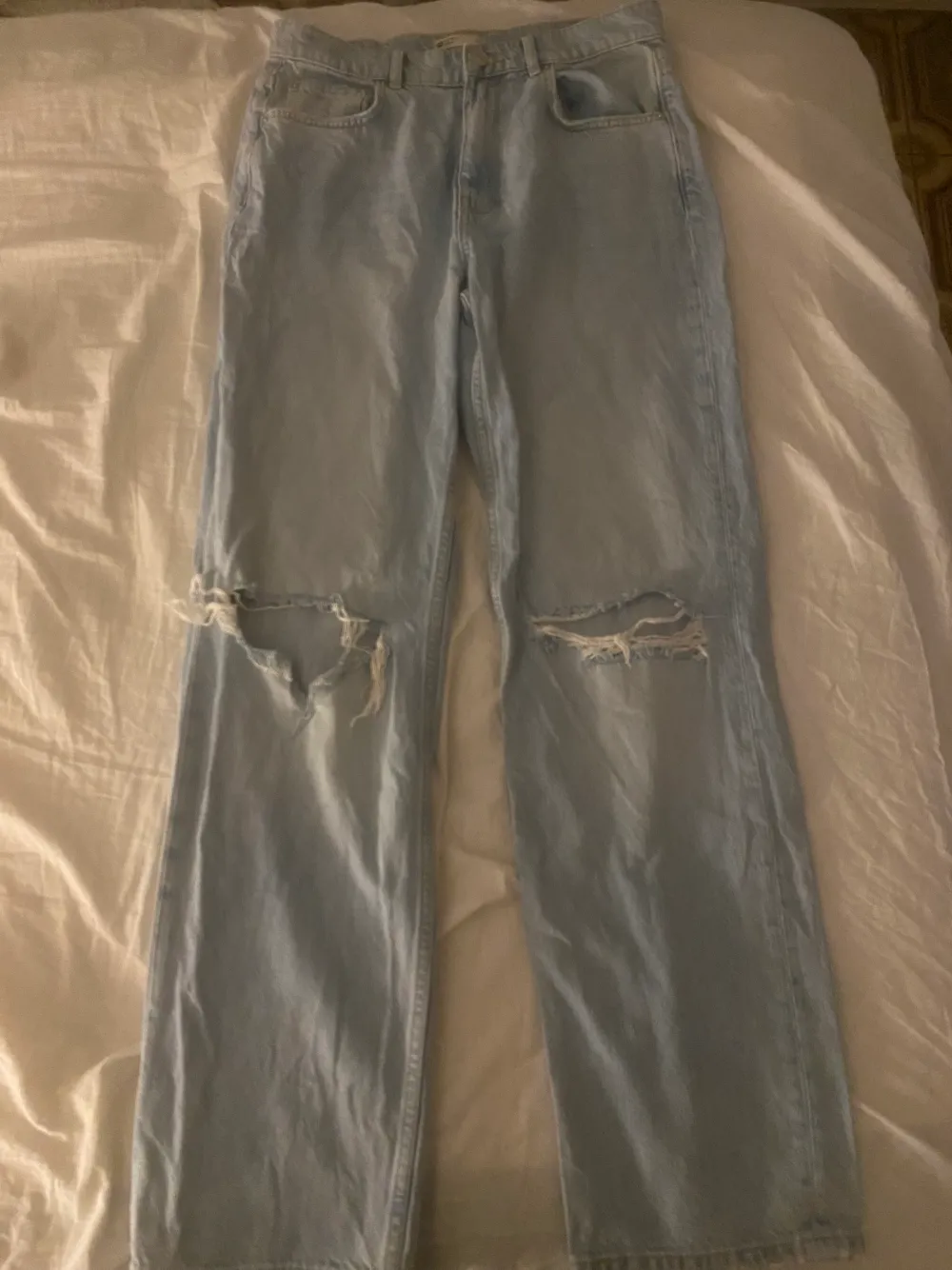 Jag säljer mina jeans som jag aldrig har använt, dem har legat i min garderob ett bra tag och behöver komma till användning. Inge fel på dem. Pris kan diskuteras. Man får stå för frakt. . Jeans & Byxor.