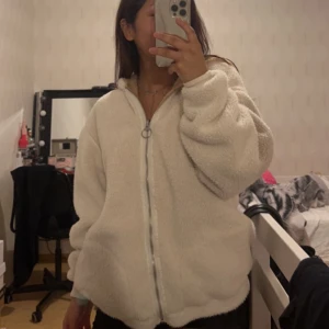 Kofta  - Fin och varm jacka/ kofta till hösten. Köptes för 500 kr från Hollister , kommer tyvärr inte längre till användning   🌸