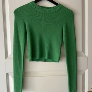 Finstickad tröja - Grön finstickad tröja från pull and bear. Helt oanvänd så är i nyskick. I storlek xs.