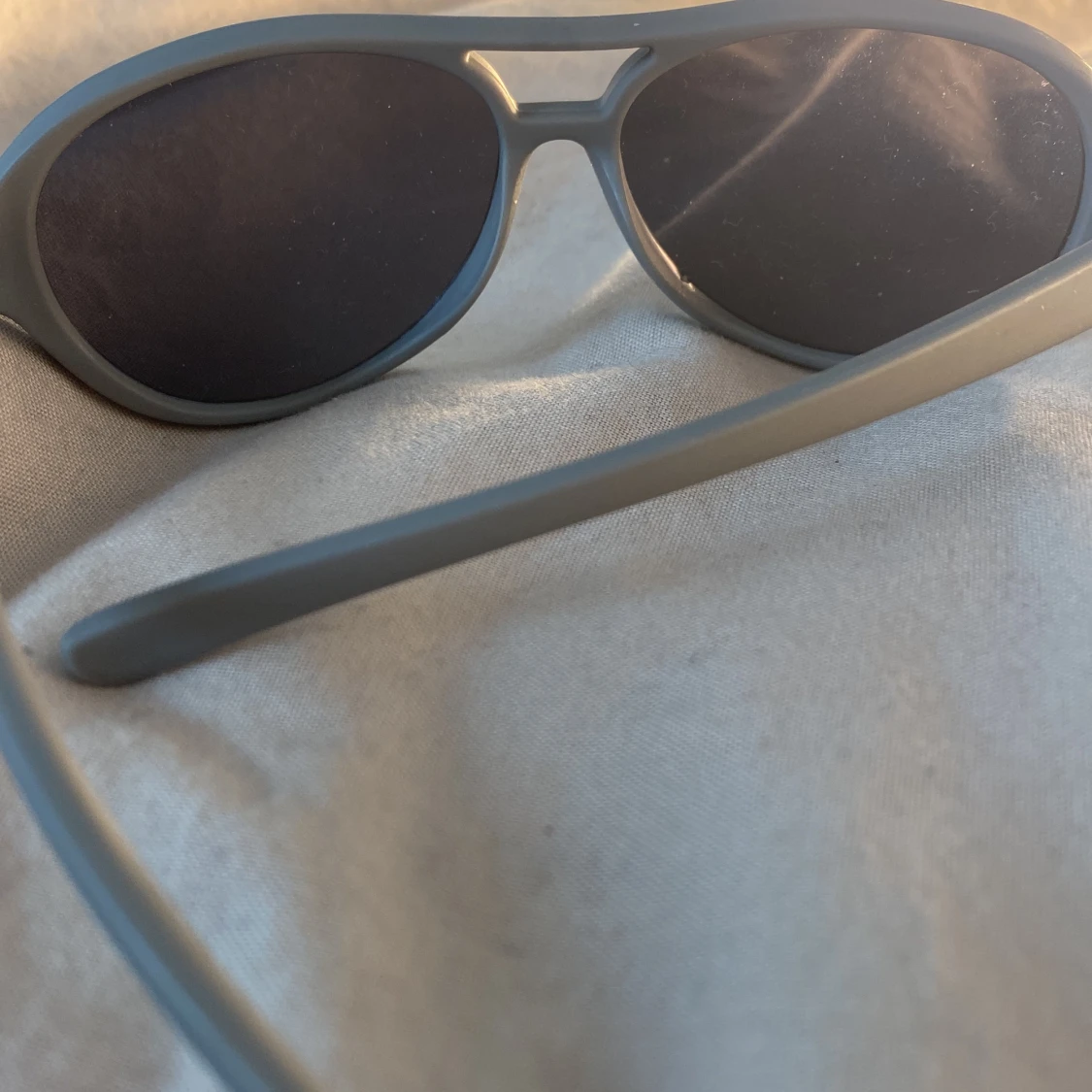 Gråa solglasögon för barn  - 91