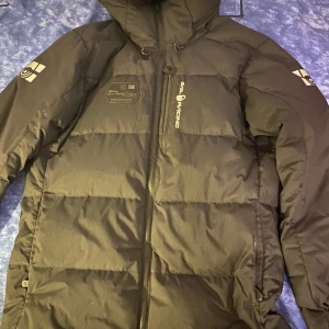 Sail racing vinterjacka  - Jag köpte den för nästan 4000 kr föra  vintern, men jag använder den inte längre, därför säljer jag den. Jackan är felfri, och kvittot ingår.