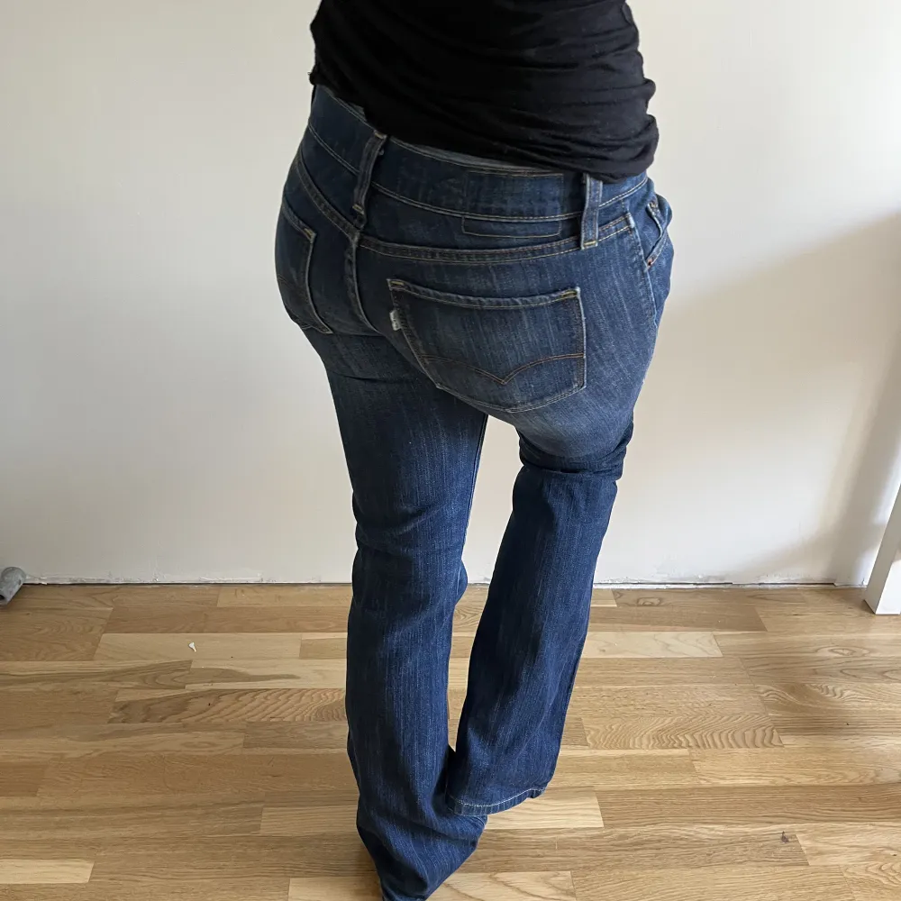 Super söta Levis jeans köpta på secondhand men som tyvärr är för små för mig, bootcut och lågmidjade!! innerbenslängden är 80 cm och midjemåttet raktöver 40 cm💗Dirketpris 500kr!!. Jeans & Byxor.