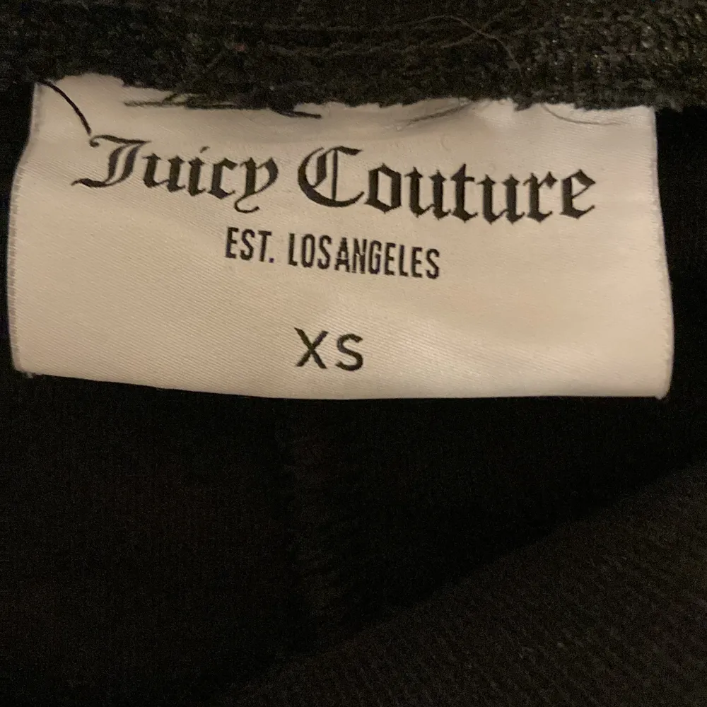 Säljer nu mina svarta juicy couture byxor i storlek Xs, då dom aldrig kommer till användning, har använt ett par gånger. Skriv 💬 för mer frågor osv.🥰. Jeans & Byxor.