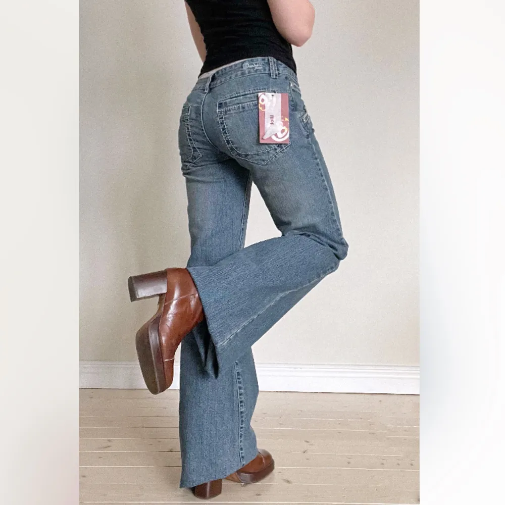 Lågmidjade jeans med Bootcut från märket Bandolli. Strl 38. Upplevs dock som mindre i storlek. Midjemått: 70 cm, Innerbenslängd: 82 cm (uppvikta på bild). Helt oanvända med lappen kvar! Se även mina andra annonser, 3 för 2 på allt! 💫. Jeans & Byxor.