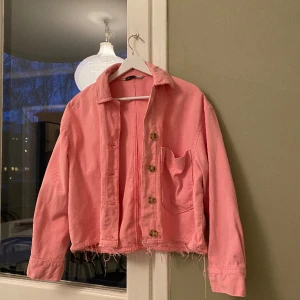 Rosa jacka - Rosa vår/sommarjacka från Zara. Jättefin aningen blekt rosa färg. Använd ett fåtal gånger. Passar XS-S🌸