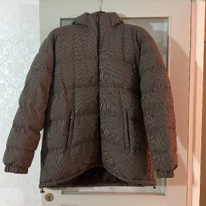 Ytterjacka  - En fin vinterjacka från dressman köp i år haft den 2 gånger för den är för stor i storleken. 