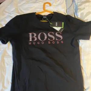 Hej, säljer 2 fina Hugo boss t-shirts i storlek Medium. Dom är helt oanvända med lapparna kvar. 400kr st. Ny pris 599kr st OBS! Möts endast upp!