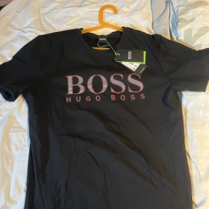 Hugo boss T- Shirt - Hej, säljer 2 fina Hugo boss t-shirts i storlek Medium. Dom är helt oanvända med lapparna kvar. 400kr st. Ny pris 599kr st OBS! Möts endast upp!