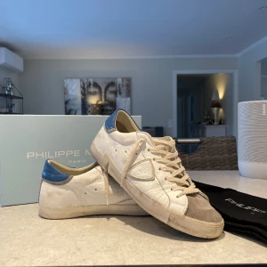Philippe model skor  - Säljer nu mina Philippe model skor i väldigt bra skick! Dom är inköpta i somras på Miinto för 3650kr! Hör av dig om du har frågor eller funderingar!