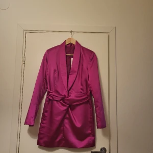 Rosa festklänning  - Oanvänt jacket klänning från Zara med etiket. Den är kort och fin rosa. Köpt för 559 kronor men säljer för 250. 