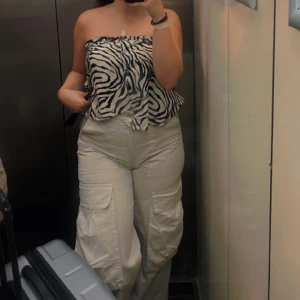 Cargos - Cargobyxor i nyskick, skriv för mer bilder. Midjan går att justera. Raka långa byxor🌼