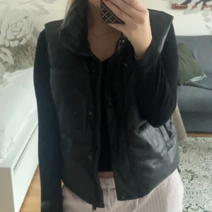 Zara väst  - Super fin ”skinn” väst ifrån zara, den är väldigt varm så men en tjocktröja under går det ändå att ha den när de är lite kallare ute!  Super fint skick trotts att den är använd ganska mycket💋 250kr + frakt❣️