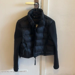 Ny snygg jacka från Zara - Storlek S. Helt ny, med prislapp. Perfekt vår/höstjackan.