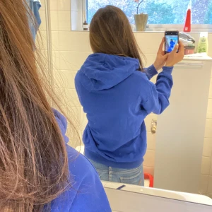 Blå hoodie  - Säljer denna blå hoodie då den inte kommer till användning längre💕 pris kan eventuellt diskuteras 