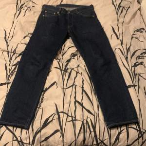 Säljer dessa Levis jeans i mörkblå färg som är i mycket fint skick, allt är som nytt förutom knappen där fram men det går att klippa bort om man vill. Pris kan diskuteras vid snabb affär och tveka inte på att höra av sig vid frågor eller funderingar.