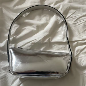 Zara väska! - Säljer denna jättesnygga zara väskan som är helt ny och aldrig använd❤️❤️❤️