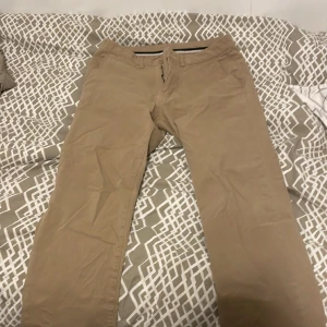 Chinos jeans - Dessa är ett par chinos som är helt oanvändbara och är i storlek L32 och W 30 dessa är också straight jeans 