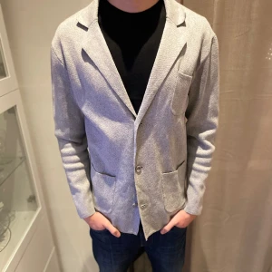 John henric kavaj/kofta - Säljer en as snygg kavaj/kofta från john henric. Plagget har absolut inga defekter då den är ny! Sotorlek M men passar perfekt för dom som har L. Bara att höra av sig vid mer info.