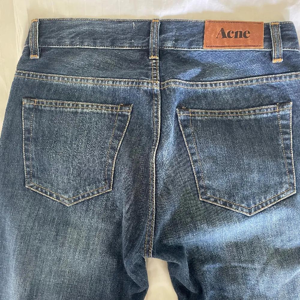 Säljer mina acne jeans då dom är för långa i benen, nästan aldrig använda och i bra skick💗 Skriv privat för bilder på💕. Jeans & Byxor.