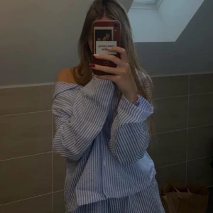 Randigt pyjamas sett - Ett helt nytt pyjamas sätt med både shorts och en slags ”shorta” till så fint och så mysigt nu till vintern. Aldrig använt och inga defekter🥰